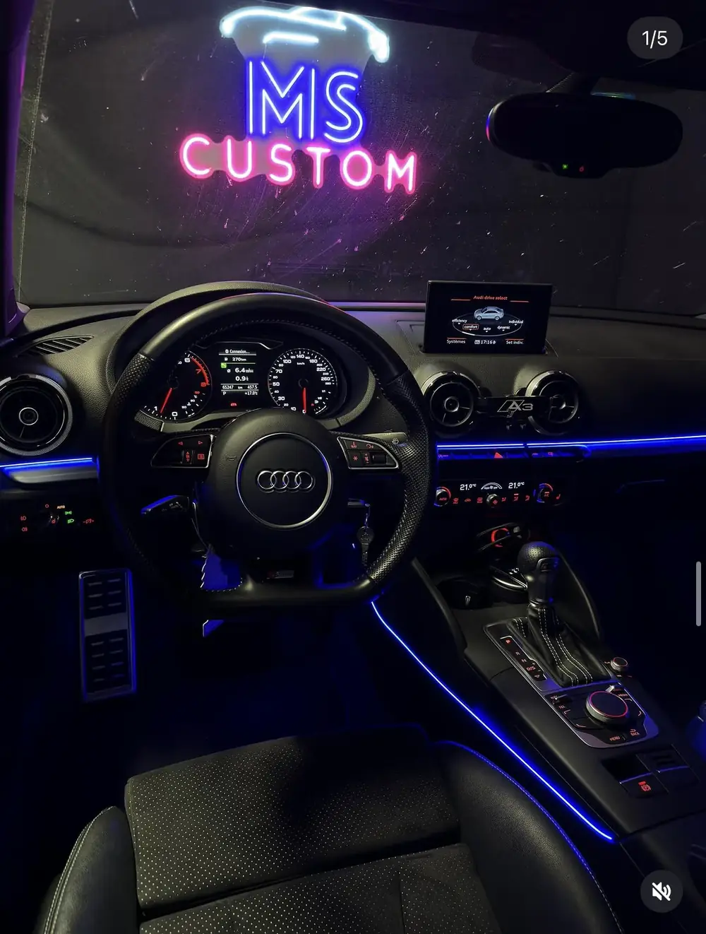 Audi A3 : éclairage d'ambiance bleu sur la planche de bord, la console centrale et les planchers