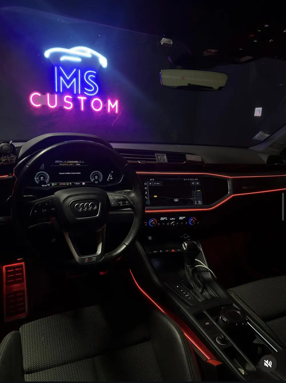 Audi Q3 2021 : liseré d'ambiance rouge courant sur la planche de bord et les contre-portes