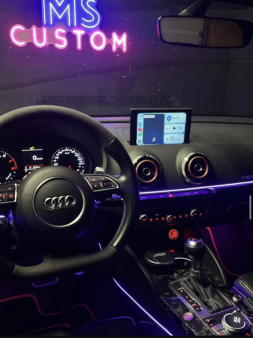 Audi RS3 8V : éclairage d'ambiance sur toute la planche de bord, CarPlay et caméra de recul