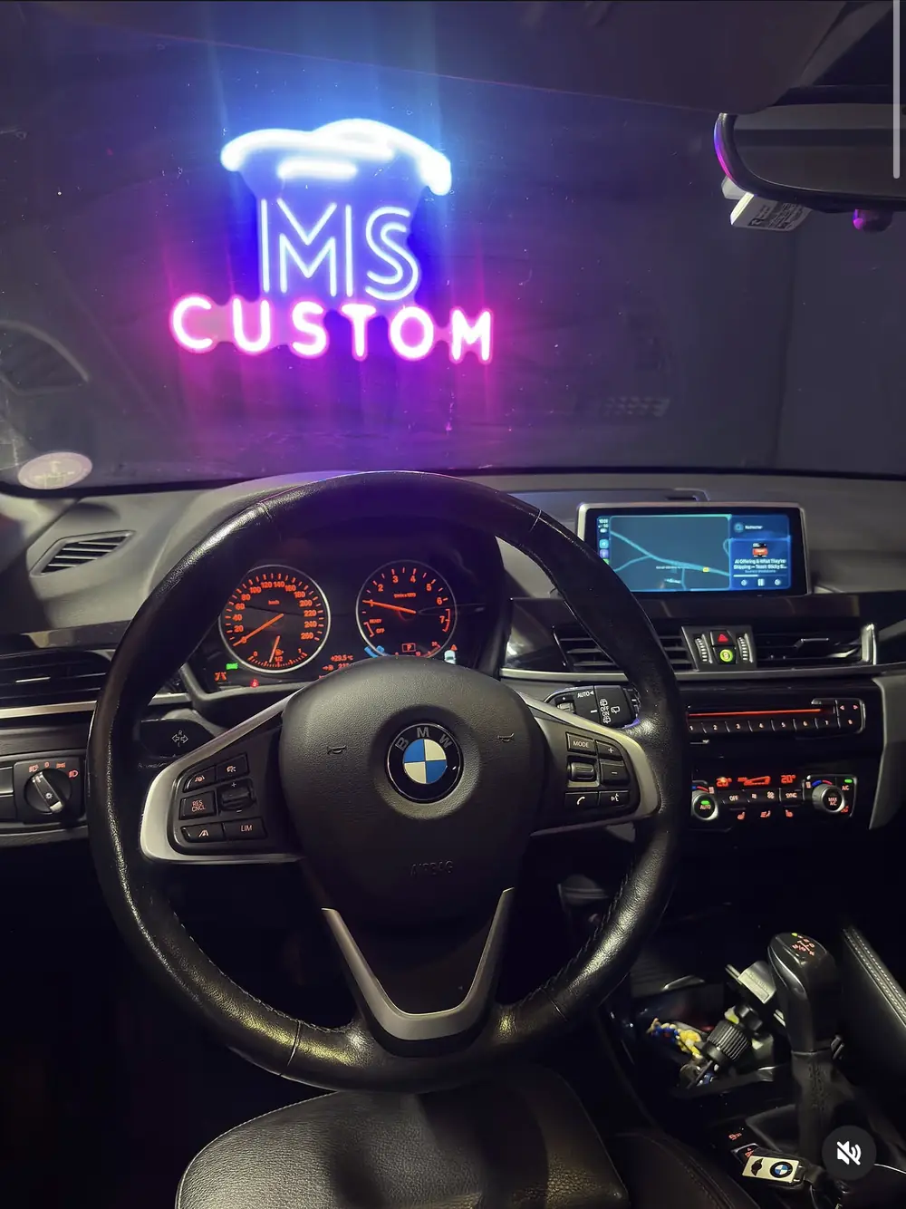 BMW X1 F48 : CarPlay et Android Auto sans fil ajoutés sur l'écran d'origine, commandes au volant conservées