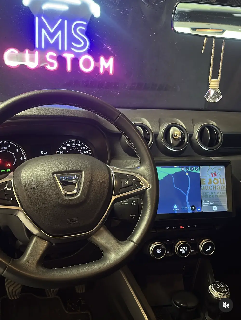 Dacia Duster : écran tactile CarPlay et Android Auto installé sur la console centrale