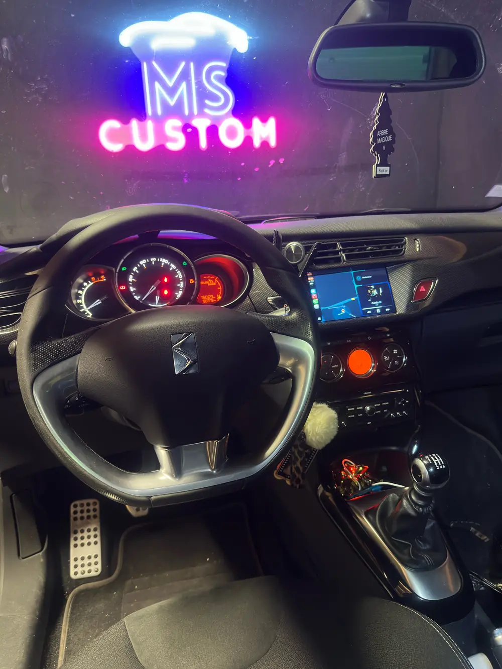DS 3 : écran CarPlay et Android Auto sans fil intégré à la console centrale