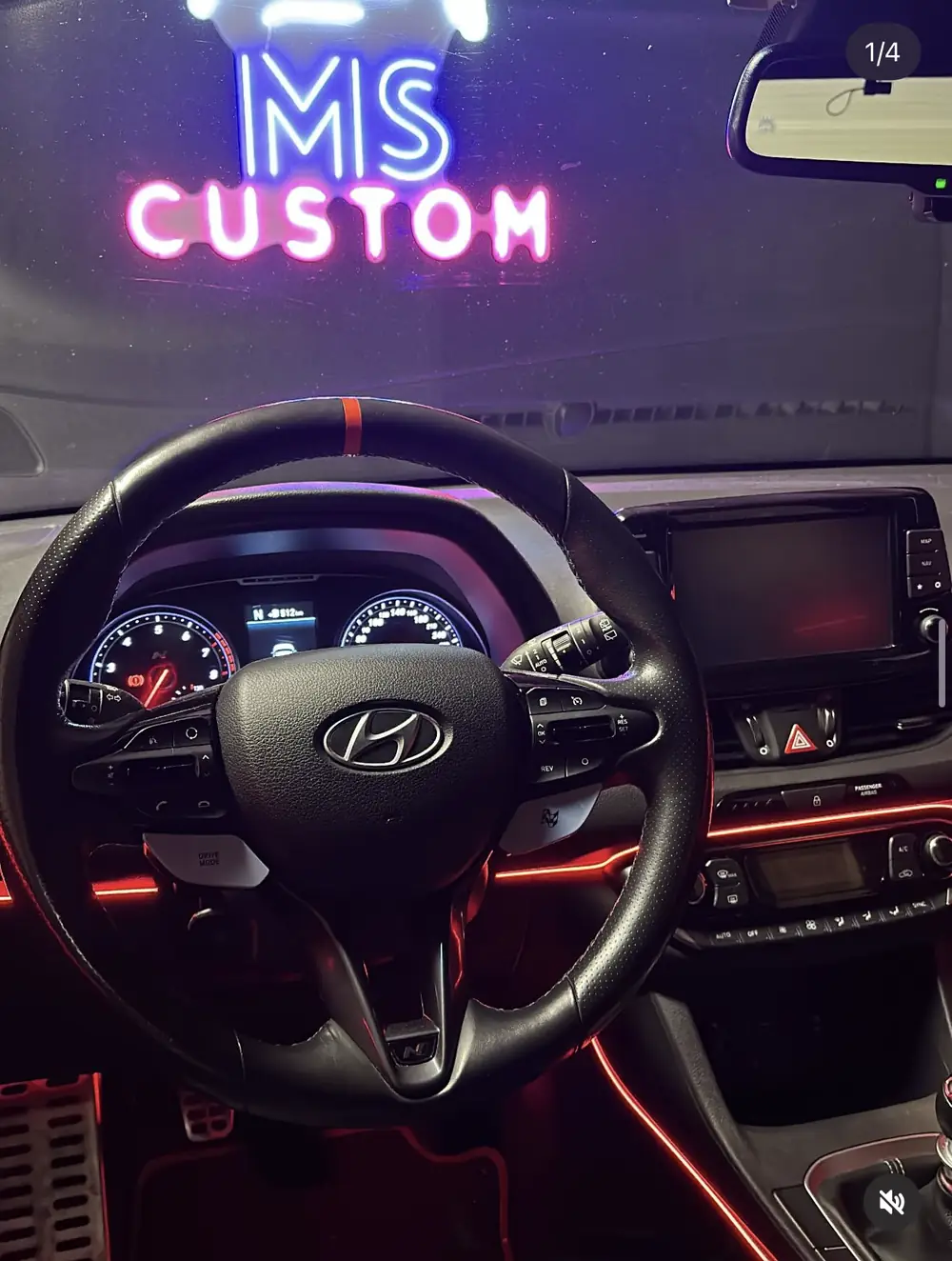 Hyundai i30 N : liseré d'ambiance rouge courant sur toute la planche de bord