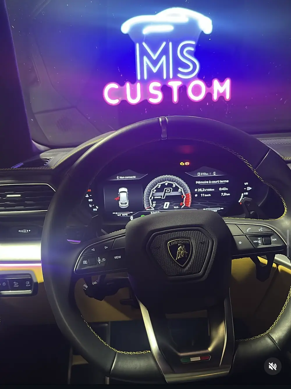 Lamborghini Urus : éclairage d'ambiance LED sur le tableau de bord, les portes avant et les portières arrière