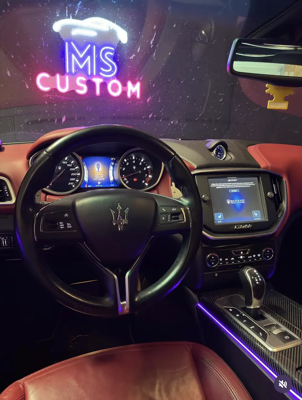 Maserati Ghibli : éclairage d'ambiance violet sur la planche de bord et la console centrale