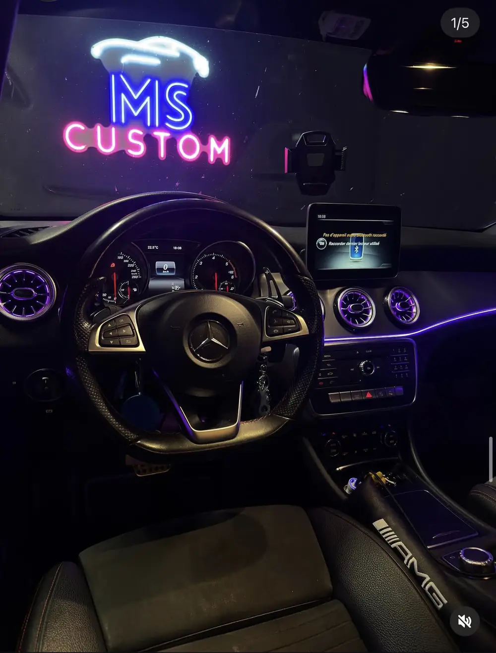 Mercedes CLA : éclairage d'ambiance violet sur la planche de bord et les aérateurs