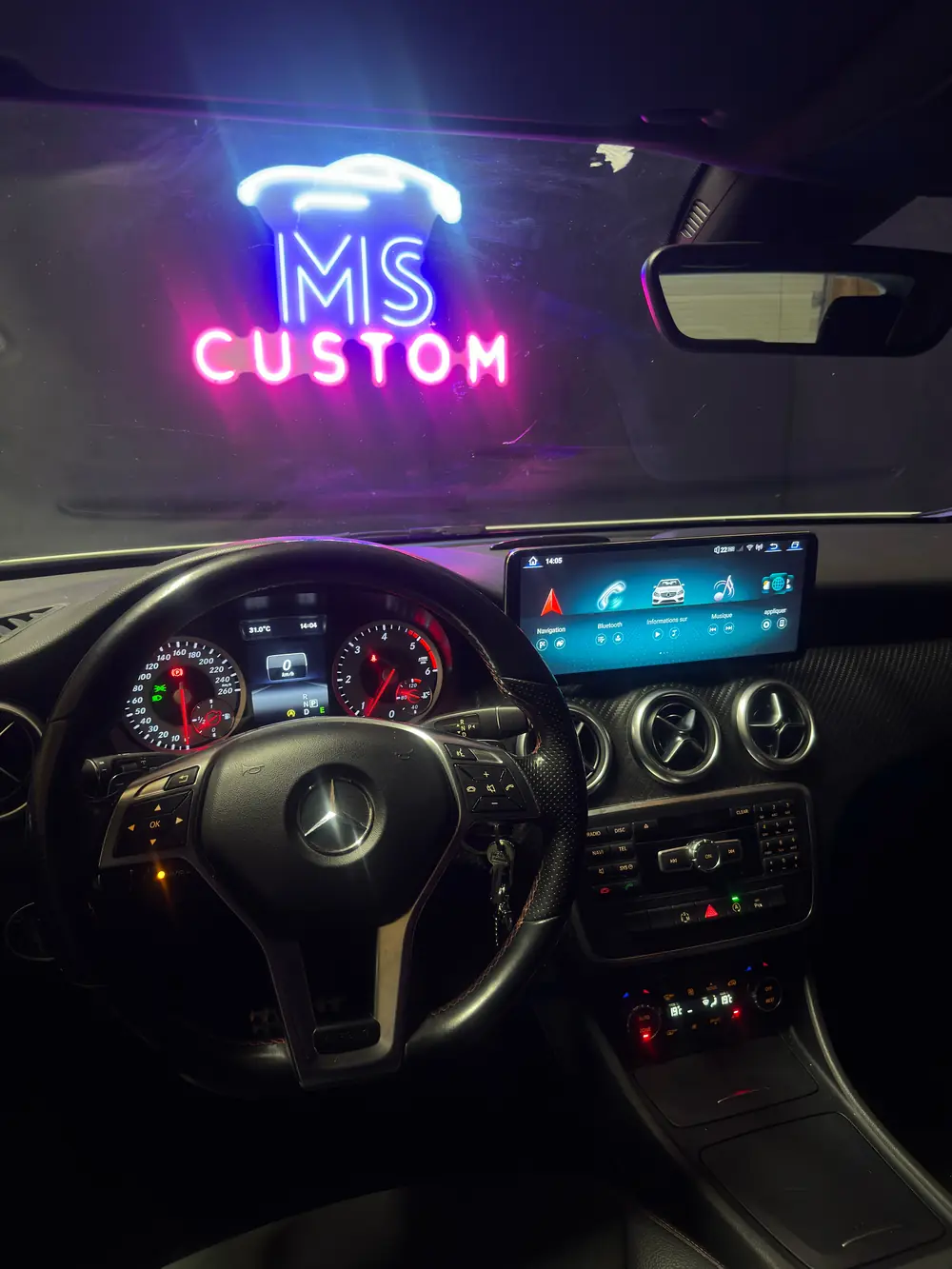 Mercedes Classe A W176 : écran d'origine remplacé par un grand écran tactile avec CarPlay sans fil