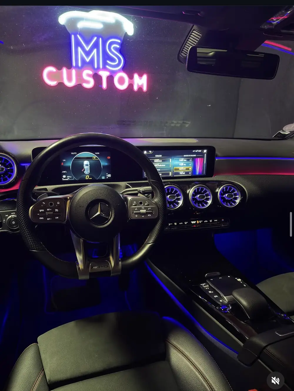 Mercedes Classe A W177 : éclairage d'ambiance d'origine activé, aérateurs et console rétroéclairés