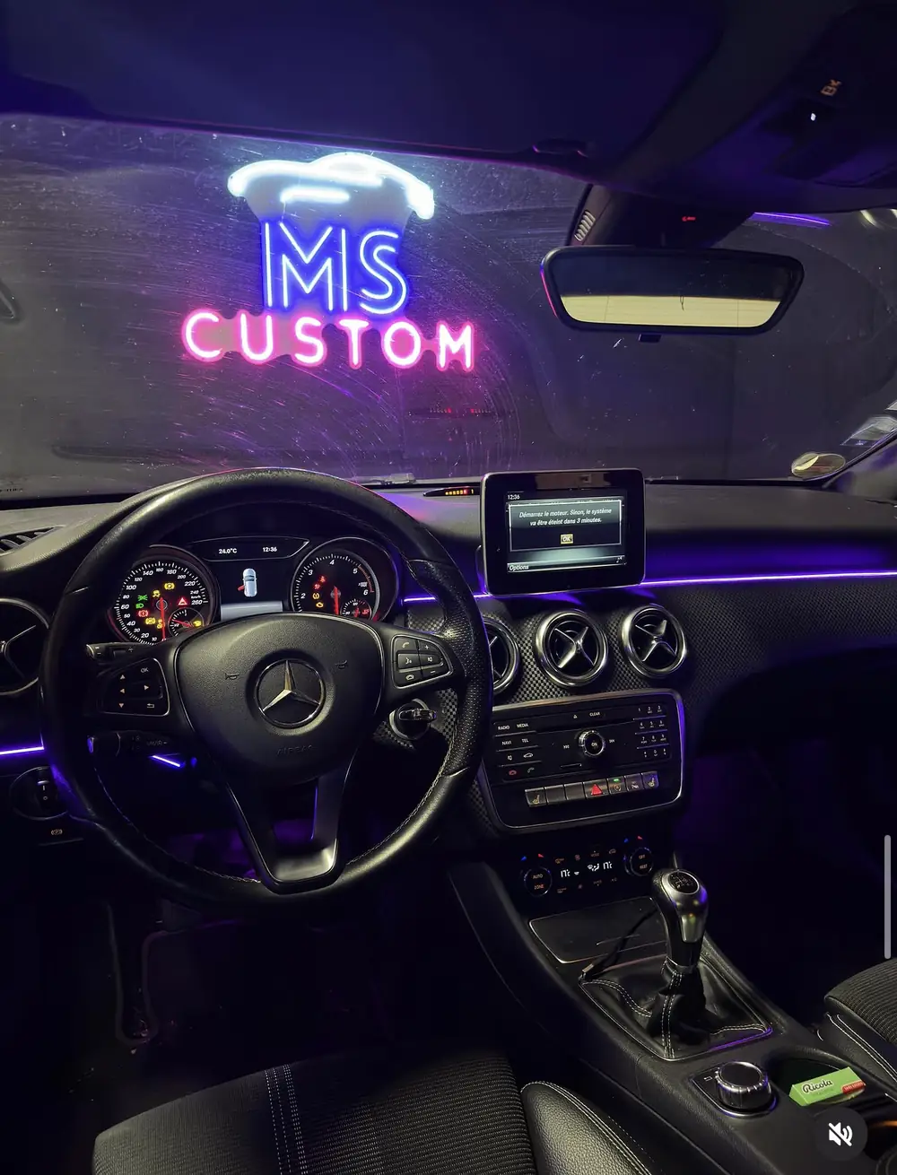 Mercedes Classe A : éclairage d'ambiance violet sur la planche de bord et les contre-portes