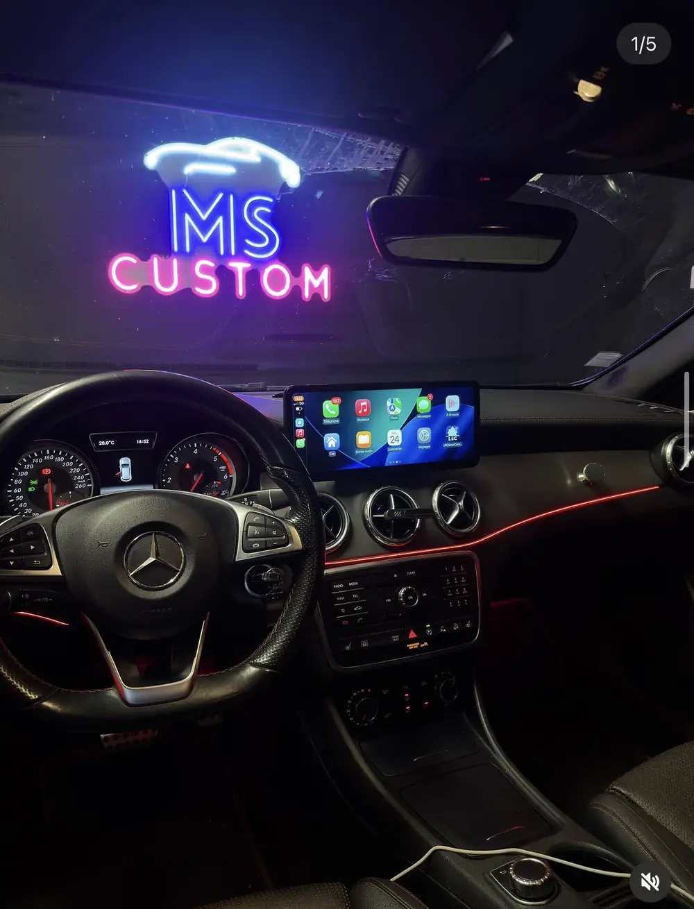 Mercedes GLA : écran CarPlay intégré à la planche de bord et éclairage d'ambiance rouge