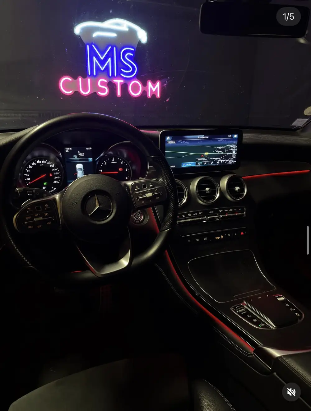 Mercedes GLC : liseré d'ambiance rouge courant sur toute la planche de bord et la console