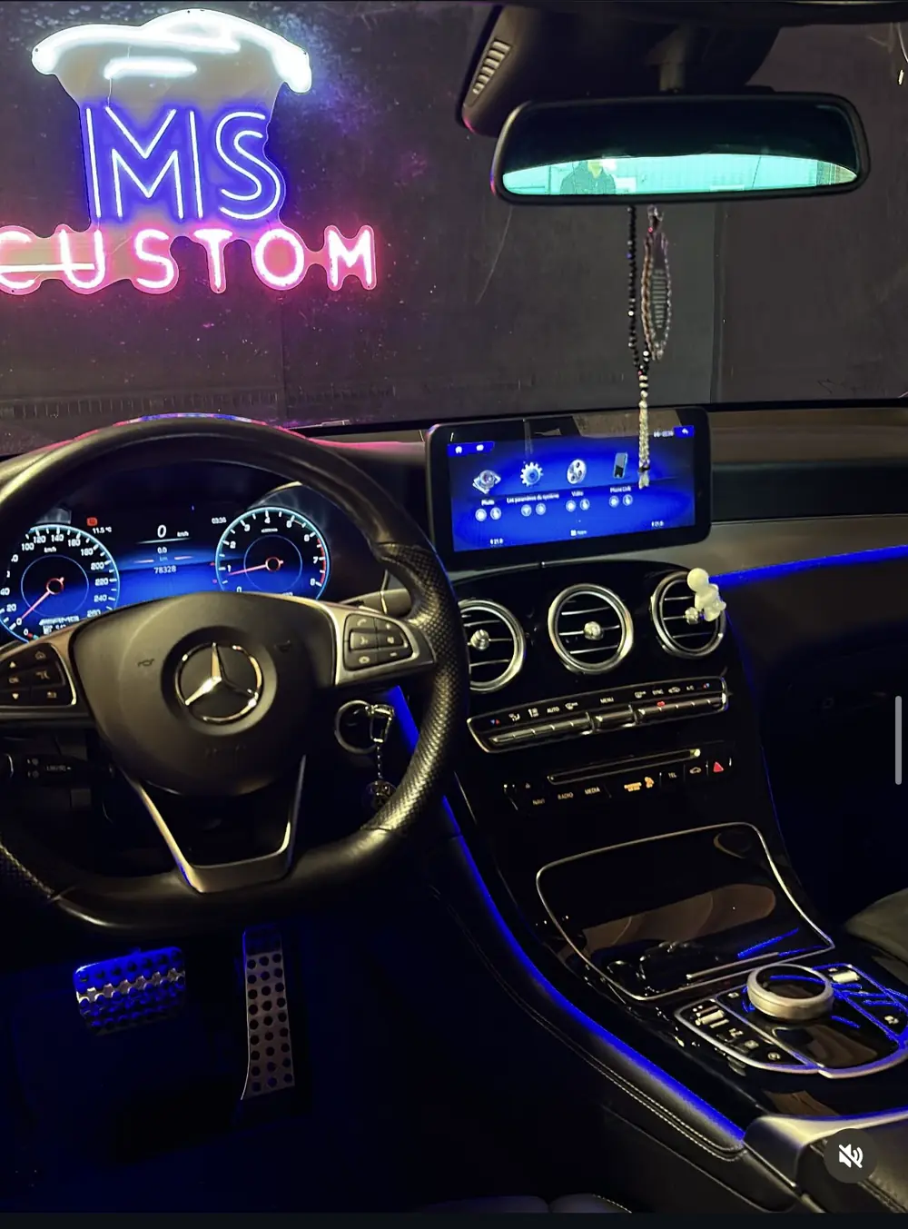 Mercedes GLC 2019 : éclairage d'ambiance bleu, compteur numérique et écran multimédia installés par MS Custom