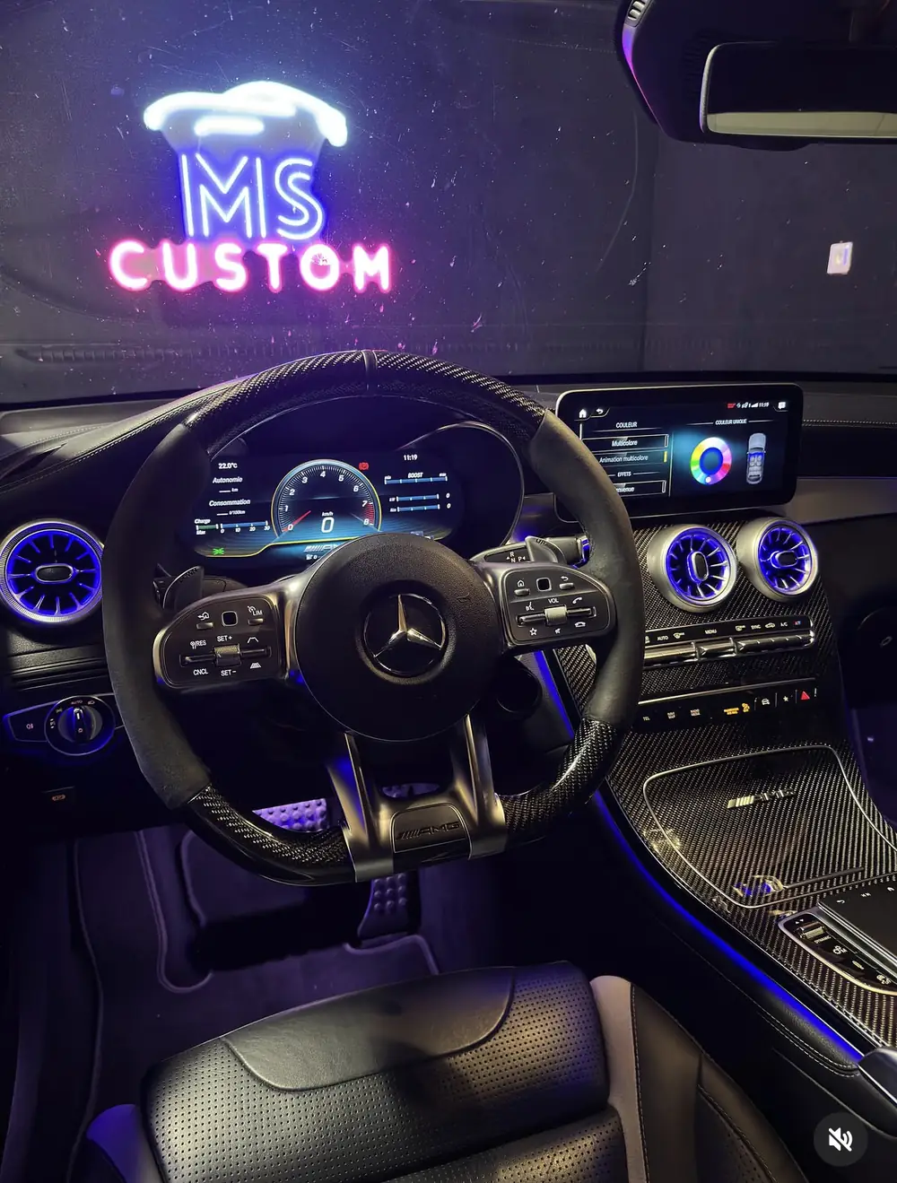 Mercedes GLC 63S AMG : aérations lumineuses d'origine activées, éclairage d'ambiance bleu