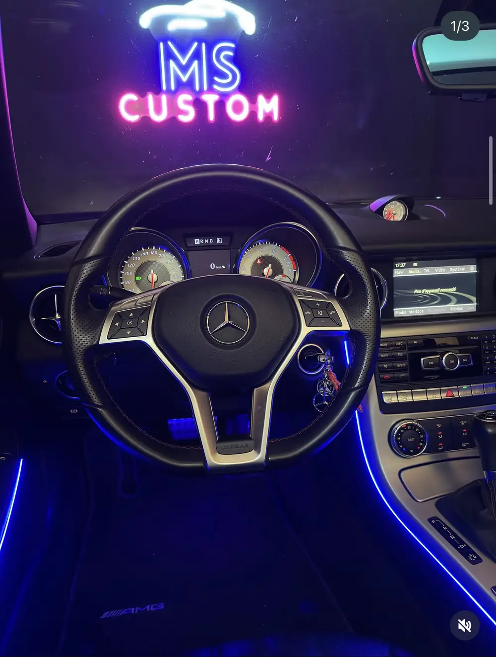 Mercedes SLK : éclairage d'ambiance bleu sur la console, les contre-portes et les planchers