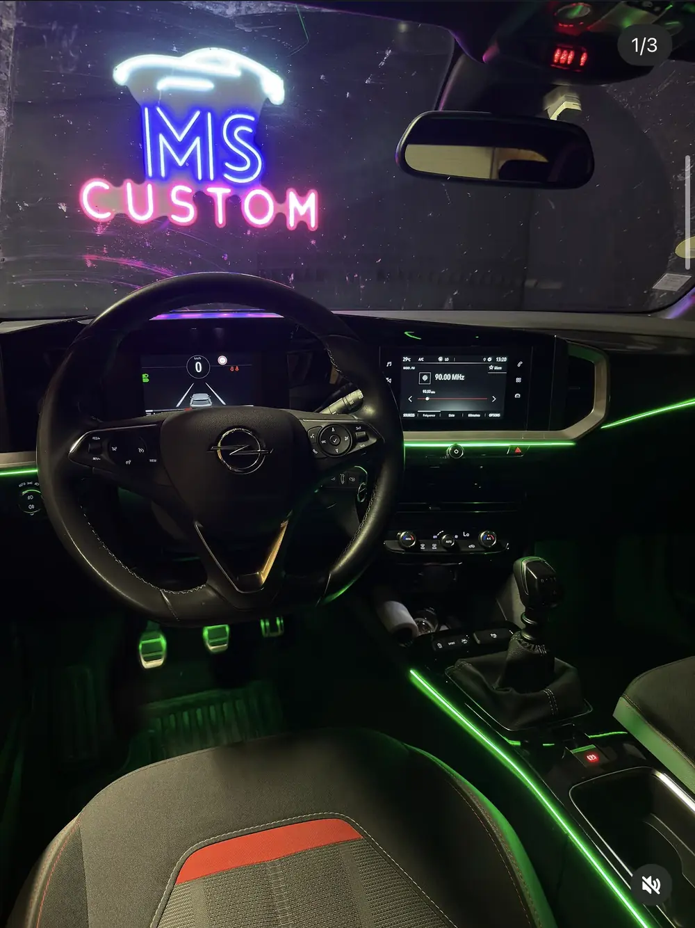 Opel Mokka : éclairage d'ambiance vert sur la console centrale et les contre-portes