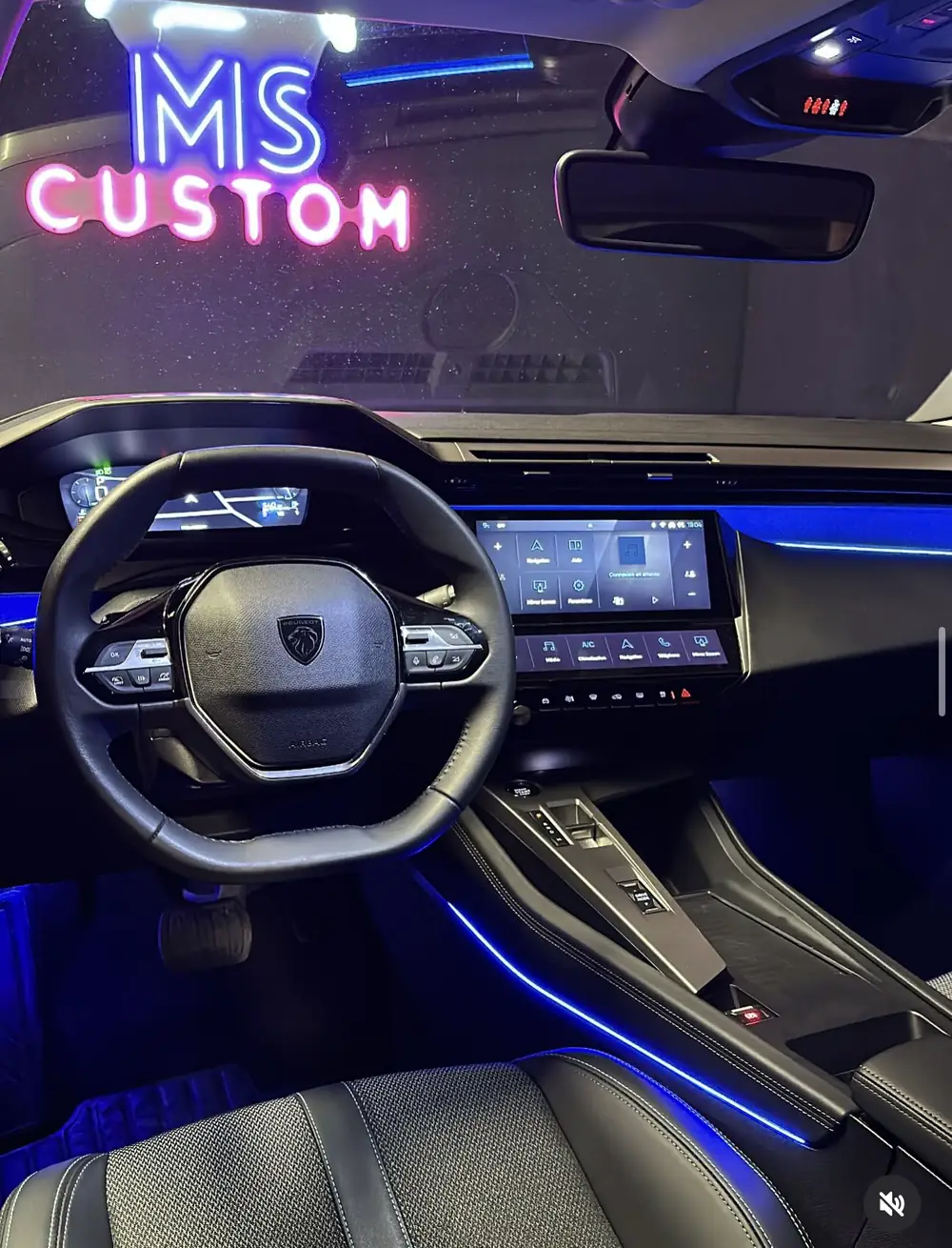 Peugeot 308 de 2025 : éclairage d'ambiance bleu sur la planche de bord et la console
