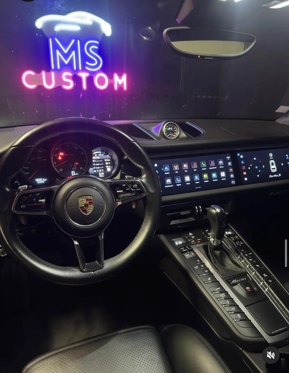 Porsche Macan Turbo équipée d'un double écran nouvelle génération avec CarPlay sans fil