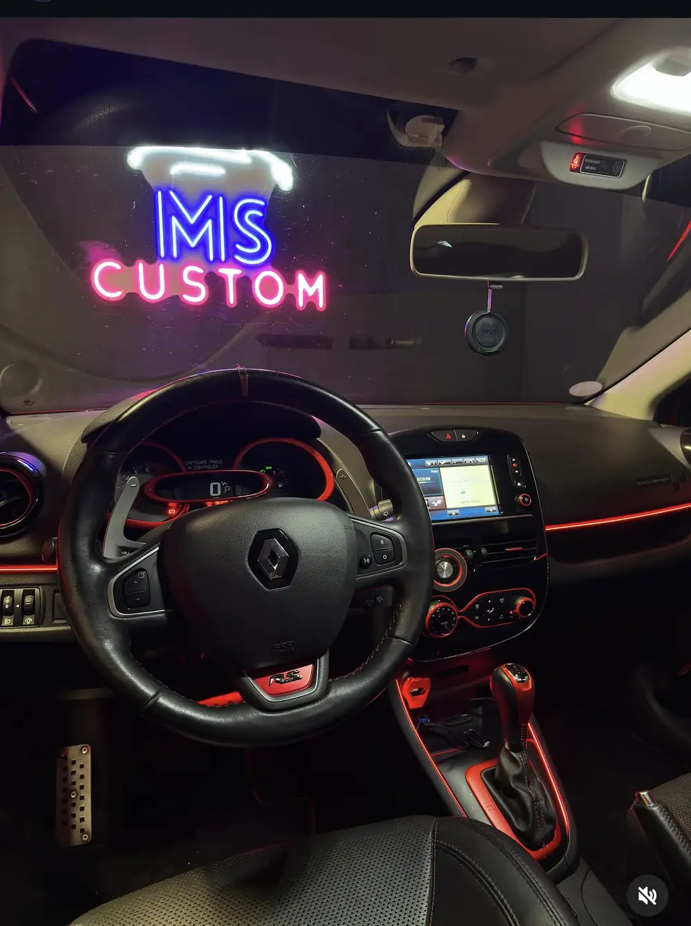 Renault Clio 4 RS : éclairage d'ambiance rouge sur la planche de bord et la console centrale