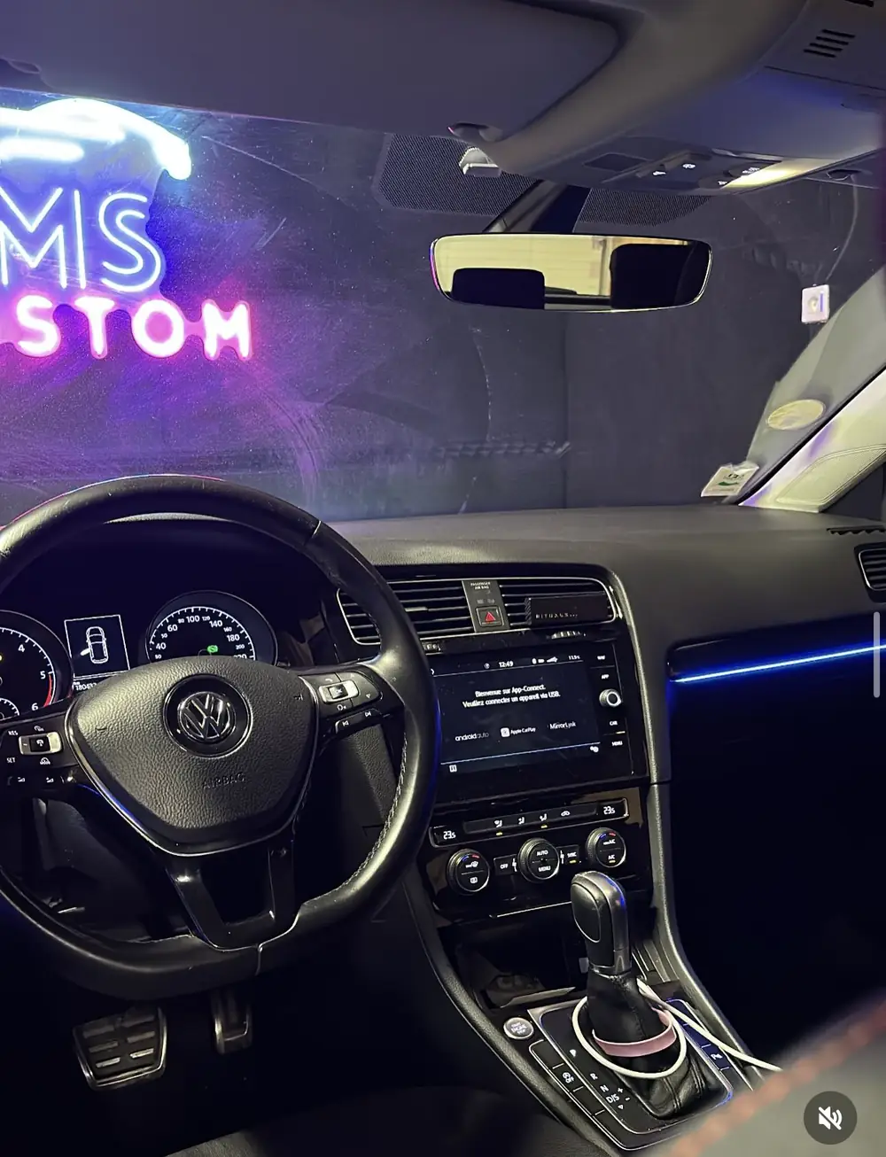 Volkswagen Golf 7 : tableau de bord rétroéclairé et LED intégrées dans les portières avant