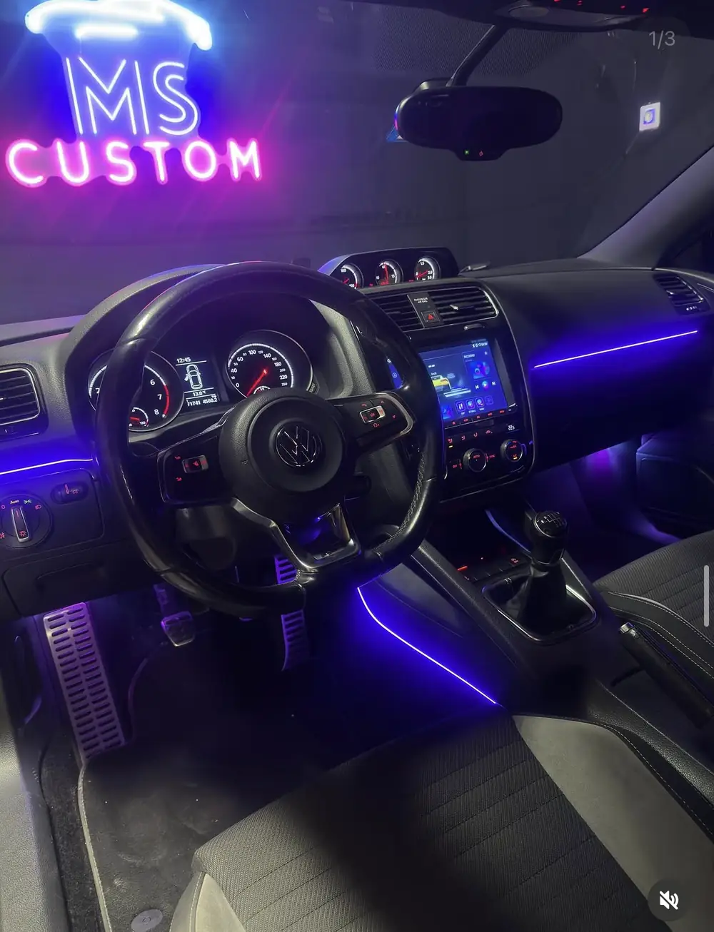 Volkswagen Scirocco : éclairage d'ambiance violet sur la planche de bord et les planchers
